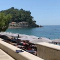 Turisti u Crnoj Gori pobesneli: Ono što su zatekli na plaži pokrenulo pravu buru (video)