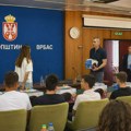 „Ne želim da se rukujem sa vama“: Maturantkinja Milena iz Vrbasa pokazala da se dostojanstvo ne dobija diplomom – ono se nosi…