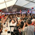 Predsednik u kampanji: Sledeće selo. Sledeći šator. Sledeća televizija. Sledeće obećanje…