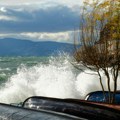 (FOTO) Jak vetar prevrnuo katamaran s tročlanom posadom na Ohridskom jezeru
