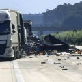Potpuni haos na auto putu Novi Sad-Beograd: Sudar 2 kamiona, saobraćaj obustavljen i presumeren u ovom pravcu