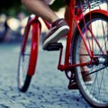 "Šmeker" ušao u dvorište i zgrabio bicikl u Novom Sadu: Oči je sakrio naočarima za sunce, kamera sve snimila