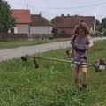 Slavica Ćukteraš kosi travu u dvorištu Pevačica u gumenim čizmama: Neću da me pljačkaju