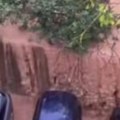 Vodopad između zgrada U Rakovici: Nestvaran prizor u Beogradu - ogromna količina kiše sručila se na prestonicu (VIDEO)