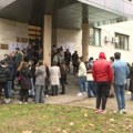 Studenti protestuju na Medicinskom fakultetu u Nišu i bukom sprečavaju održavanje ispita