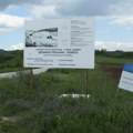 Bagerom zakopavaju stare gume ispod novog auto-puta: Nemar pojedinca ili i Kineza, i Srba?