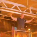 Desingericu pijanog izneli iz kluba! Treper se obeznanio od alkohola, dva prijatelja ga drže, treći ga poliva vodom! Šokantni…