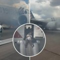 Putnici vrište dok beže iz zapaljenog aviona: Dramatičan snimak sa aerodroma (Video)