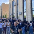 Protest podrške otpuštenim profesorima održan ispred Druge kragujevačke gimnazije