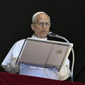 Papa udario snimatelja: Evo šta se dogodilo dok se vozio u papamobilu na Trgu Svetog Petra