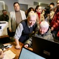 Stariji traže pomoć za elektronsku prijavu nepokretnosti