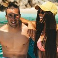 Unuk Šabana Šaulića pokazao kako uživa sa porodicom: Baškare se u Singapuru, a zbog njegove žene muškarcima pale vilice