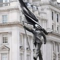 Statua sa potpisom Benksija postavljena u Londonu