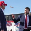 Тајна Овалног кабинета: Да ли Трамп држи писмо за Венса за случај кризе и шта у њему пише?