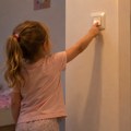 Devojčica (4) iz Bosne i Hercegovine stradala od strujnog udara: Poginula dok je palila svetlo u kući kod bake i deke