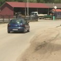 Naselje kod Niša rizik za vozače: Opasnu krivinu "ispravljaju" ne samo zbog brze vožnje, već i lošeg stanja puta
