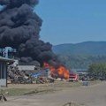 Gust dim kulja iz Centra za reciklažu u Kraljevu, gore lagerovane gume