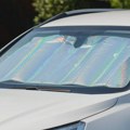 Štitnik za vetrobran spolja ili iznutra? Jedna opcija mnogo bolje hladi automobil