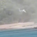 Nesvakidašnja scena u Grčkoj: Helikopter sleteo među kupače na poznatoj plaži (video)