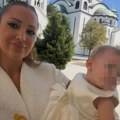 Posle krštenja Prija objavila prvi selfi s Arijom: Uputila joj emotivnu poruku - "Volimo te Aki, tata i ja!"