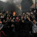 Француска у пламену ученичких протеста: Хиљаде приведених, стотине школа блокиране