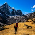 Строжа правила због бројних смрти на Монт Евересту: Слаби и неискусни планинари праве проблем