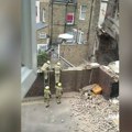 Katastrofa u Londonu: Srušila se zgrada, vatrogasci evakuisali stanovnike i pretraživali ruševine (foto/video)