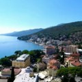 Danima se izlivaju fekalije na Hrvatskoj plaži: "Širi se nepodnošljiv smrad, čitav prizor je užasan"
