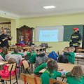 FOTO: Mališani posetili novosadske vatrogasce i učili o bezbednosti, doneli im i poklone