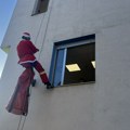 (VIDEO) Deda Mraz se spustio sa krova Dečije bolnice