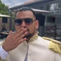 (Видео) На сакоу нараменице и златне ресе, а ципеле Прада: Бора Сантана се на свадби појавио у оделу са ког нико не може да…