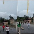 Panika u Kini, svemirska raketa pala u selo! Dramatični snimak, juri ka zemlji dok meštani trče da se spasu (foto, video)