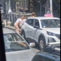 Dve devojke u Beogradu ugledale staricu na prometnoj ulici a zbog onog što su uradile ljudi su odmah povadili telefone i sve…