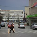 "Koleginice: Snežana..." Nesvakidašnji bilbord osvanuo jutros u Čačku: Zbog onoga što piše na njemu bruji pola Srbije…