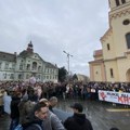 Veliki protestni skup u Zrenjaninu – bivši gimnazijalci održali čas