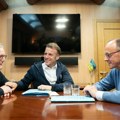 (Video) Afera kokain u srcu Evrope! Internet bruji o "kesici" koju Makron sklanja sa stola: Zaharova se obrušila na EU lidere…