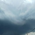 Uživo "počelo je!" RHMZ izdao hitno upozorenje: Oblaci se razvijaju munjevitom brzinom, nevreme stiglo u Srbiju: "Niču kao…