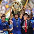 Donald Tramp se pohvalio: Fudbaleri Čelsija odneli u Englesku kopiju trofeja Mundijallta