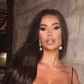 Dekolte do stomaka, silikoni samo što ne puknu: Katarina Grujić u crnom miniću u izazovnim pozama: Stavila nadogradnju do…
