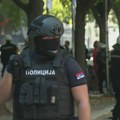 Novosađaninu policija polomila ruku kod DIF-a: "Šutirali me i prskali biber sprejom"