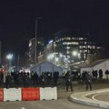(FOTO) Policija čuva ljude u "Ćacilendu", a nije zaštitila ekipu N1 kada je trebalo