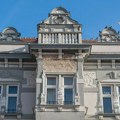 Dok idete na klizanje ili ringišpil pazite da vam ne padne deo fasade na glavu i to u centru Zrenjanina! Bukovčeva palata