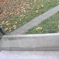Isplivali novi snimci napadača sa Novog Beograda. Ruke drži u džepovima, šunja se kroz prolaze zgrada: Evo kuda se kretao…