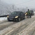 Vozači, oprez! Na ovim putnim pravcima ima snega!