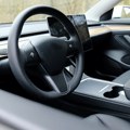 Tesla uvodi Grok AI četbot u svoje automobile
