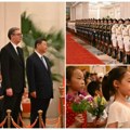 (Foto, video) Stotinu dece dočekalo cvećem i trobojkama predsednika Vučića i prvu damu Srpskog lidera dočekao predsednik Si u…