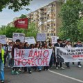 Protestna kolona građana, profesora i učenika Jovine gimnazije krenula iz novosadskog kampusa ka Srpskom narodnom pozorištu