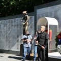 Vučić položio venac na Spomenik herojima u Tbilisiju