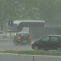 Hitno upozorenje RHMZ: Pljusak sa olujnim vetrom zahvatio Novi Sad i Požarevac, stiže i u Beograd