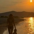 (Foto) Tara Simov u minijaturnom bikiniju, a sa njom po plaži trčkara sin od tri godine: Svi komentarišu kako je Nikolaj…